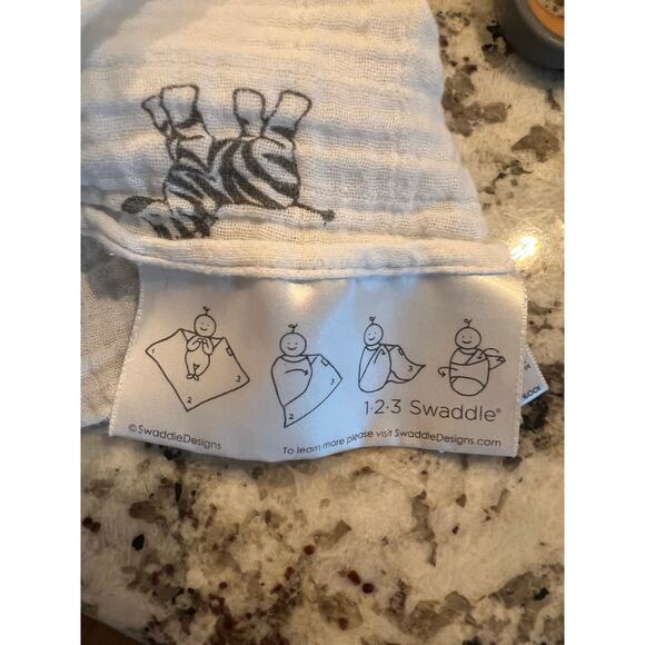 Amazing Baby Zebra Muslin Swaddle Receiving Blanket Lovey Cotton White & Black - Picture 7 of 7